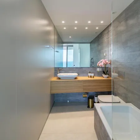 Golden Luxury 2 Bedroom Sea View *