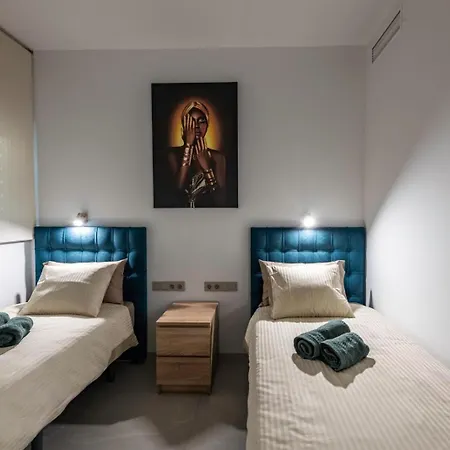 Golden Luxury 2 Bedroom Sea View *